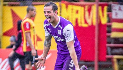 Octavio Rivero festeja un gol con Defensor Sporting, último club en el que militó antes de llegar a Barcelona SC.