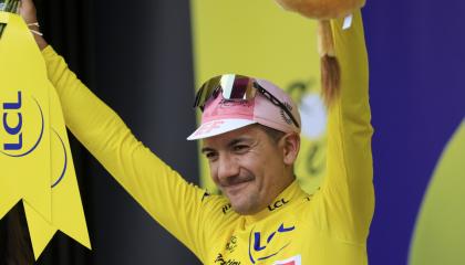 El ciclista ecuatoriano, Richard Carapaz, luce el maillot amarillo tras ser el líder del Tour de Francia, el lunes 1 de julio de 2024.