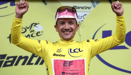 Por primera vez en la historia, Richard Carapaz se viste con el maillot amarillo del Tour de Francia, el 1 de julio de 2024.