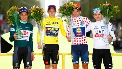 Los líderes finales del Tour de Francia 2023 con sus maillots.