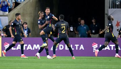 Los jugadores de Ecuador festejan el gol de Kevin Rodríguez ante Argentina, el 4 de julio de 2024.