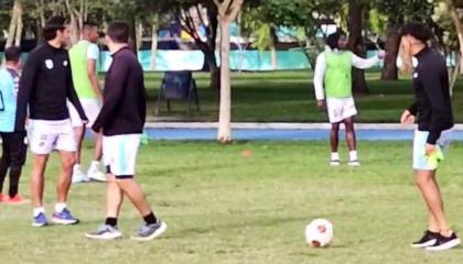 Los jugadores de Cumbayá FC, en un entrenamiento en el Parque La Carolina, el 2 de julio de 2024.