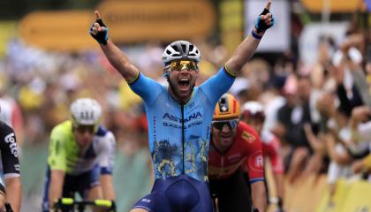 Mark Cavendish festeja su victoria en la quinta etapa del Tour de Francia, el 3 de julio de 2024.