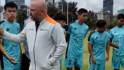 Los jugadores de Cumbayá y Miguel Ángel Loor, en el Parque La Carolina, el 3 de julio de 2024.