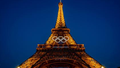 La Torre Eiffel ilumnada por la noche junto a los anillos olímpicos, el 26 de junio de 2024.