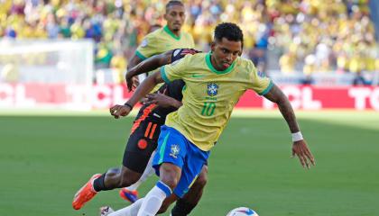 Rodrygo disputa la pelota con John Arias ante la mirada de Rapinha durante el partido del 2 de julio del 2024.