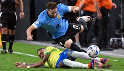 Uruguay y Brasil se enfrentaron en un duelo plagado de infracciones por los cuartos de final de la Copa América.