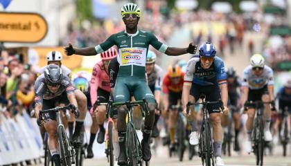 Biniam Girmay, en la meta de la Etapa 8 del Tour de Francia, el 6 de julio de 2024.