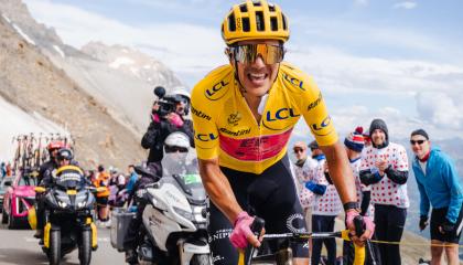 Richard Carapaz luce el maillot amarillo en la Etapa 4 del Tour de Francia, el 2 de julio de 2024. 