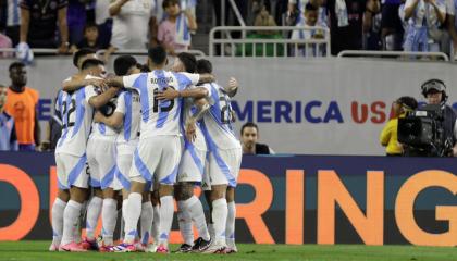 Los jugadores de Argentina celebran el gol ante Ecuador el 4 de julio del 2024.