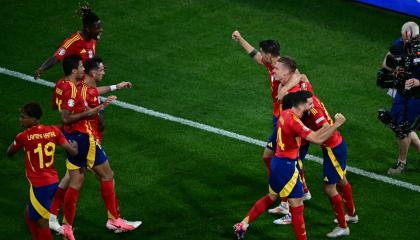 Dani Olmo festeja el segundo gol de España en el duelo de semifinal ante Francia, por la Eurocopa 2024.