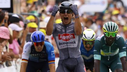 El ciclista belga Jasper Philipsen de Alpecin - Deceuninck celebra mientras cruza la línea de meta al ganar la décima etapa del Tour de Francia, el 9 de julio de 2024.