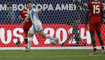 Julián Álvarez celebra su gol, en el partido de Argentina ante Canadá, el 9 de julio de 2024.