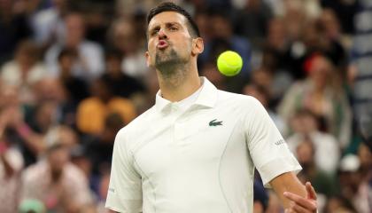 Novak Djokovic después de ganar el segundo set contra Holger Rune en Wimbledon, el 8 de julio de 2024.