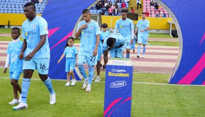 Los jugadores de Universidad Católica saltan a la cancha antes del partido del 3 de marzo de 2024, ante El Nacional, por LigaPro.