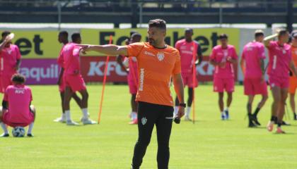 Javier Gandolfi dirige el entrenamiento de Independiente del Valle el 22 de enero del 2024.