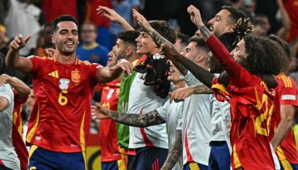 Jugadores españoles festejan la victoria ante Francia que les significó la clasificación a la final de la Eurocopa 2024.