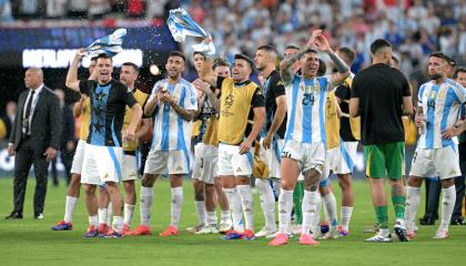 Los jugadores de Argentina celebran tras clasificarse a la final de la Copa América, el 9 de julio de 2024.