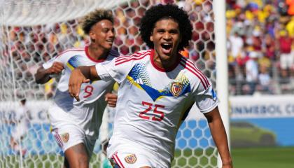 Eduard Bello celebra su gol durante el partido por fase de grupos de Copa América 2024 entre Ecuador y Venezuela.