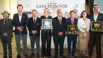 Lavinia Valbonesi (centro) junto a autoridades de gobierno y deportivas en la entrega de las llaves simbólicas de la Casa Ecuador París 2024, el 10 de julio.