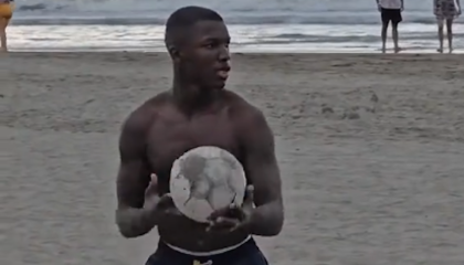 El ecuatoriano Moisés Caicedo jugando ecuavóley en una playa.