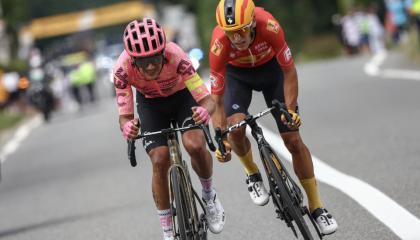 Richard Carapaz y Tobias Johannessen durante un ataque en la Etapa 13 del Tour de Francia, el 12 de julio de 2024.