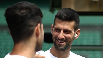 Carlos Alcaraz y Novak Djokovic durante el Wimbledon 2024.