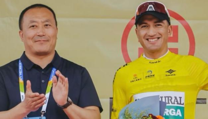 Jefferson Cepeda en el podio del Tour de Qinghai Lake en China, el 13 de julio de 2024.