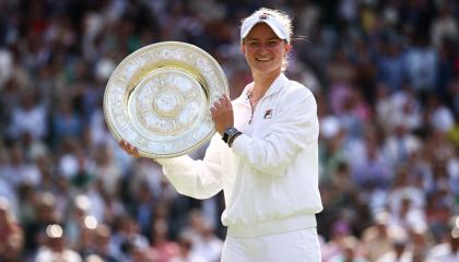 Barbora Krejcikova posa con el trofeo de Wimbledon, 13 de julio de 2024.