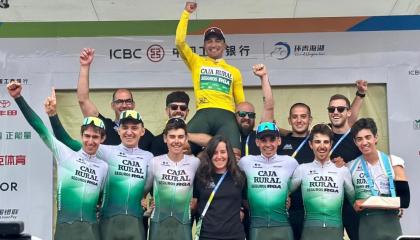 El equipo Caja Rural festeja la victoria de Jefferson Cepeda en el Tour of Qinghai Lake, el 14 de julio de 2024.