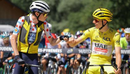 Tadej Pogacar, vistiendo el maillot amarillo  de líder general y Vingegaard vistiendo el maillot de lunares del escalador, 14 de julio de 2024.