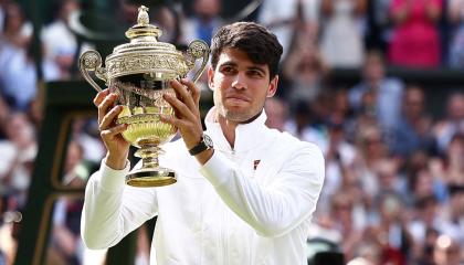  Carlos Alcaraz posa con el trofeo del ganador después de vencer al serbio Novak Djokovic en Wimbledon, 14 de julio de 2024.