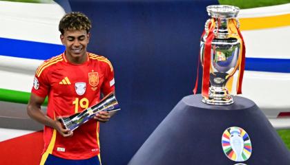 Lamine Yamal con el trofeo de mejor jugador de la Eurocopa, 14 de julio de 2024.