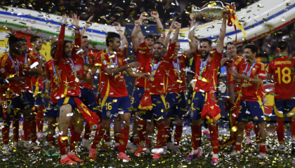 España levanta el trofeo de la Eurocopa de Alemania, el 14 de julio de 2024.