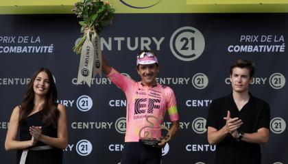 Richard Carapaz recibe el premio de la combatividad de la etapa reina del Tour de Francia, el 14 de julio de 2024