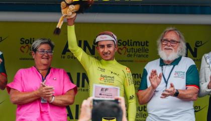 Alexander Cepeda, en el podio del Tour de l'Ain, el 14 de julio de 2024.