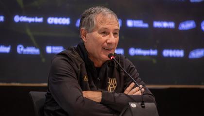 Ariel Holan, técnico de Barcelona SC, durante una rueda de prensa este 15 de julio de 2024.