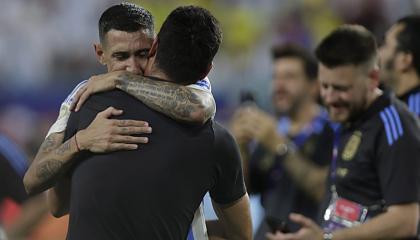 Lionel Scaloni y Ángel Di María se abrazan el 14 de julio del 2024.