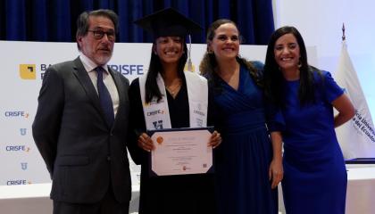 Aireen Mogro, futbolista de Universidad Católica, con su diploma de bachiller, el 15 de julio de 2024.