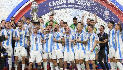 Los jugadores de Argentina alzan el trofeo de la Copa América, el 14 de julio de 2024. 