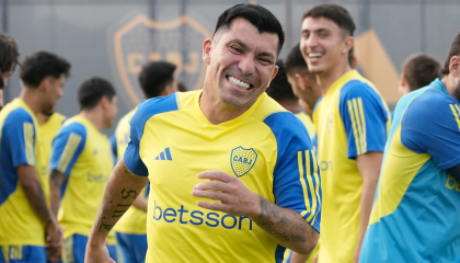 Gary Medel sonríe durante un entrenamiento con Boca Juniors, en Buenos Aires, el 13 de junio de 2024.