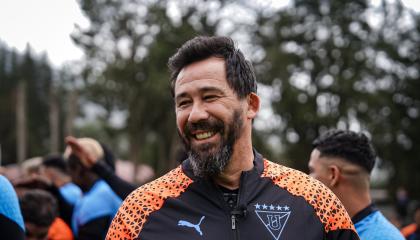 El entrenador argentino Pablo Sánchez, durante un entrenamiento en el complejo de Liga de Quito, en Pomasqui, en junio de 2024.