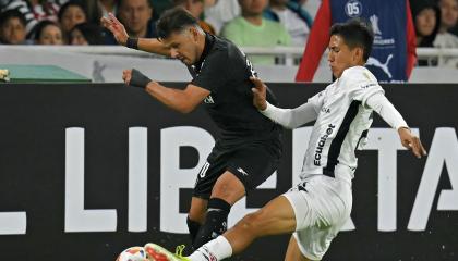 Sebastián González disputa la pelota con Óscar Romero el pasado 11 de abril de 2024.