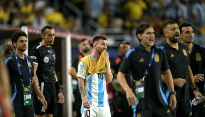 Lionel Messi  espera el final del partido ante Colombia el 14 de julio de 2024.