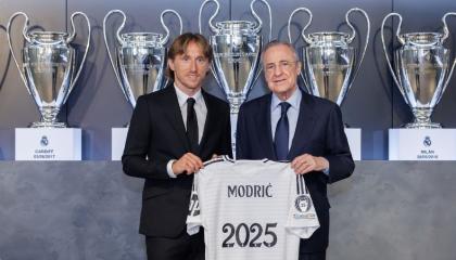 Luka Modric junto a Florentino Pérez, presidente del Real Madrid, durante la extensión de su contrato, el 17 de julio de 2024.