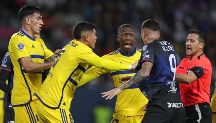 Jugadores de Independiente del Valle y Boca Juniors discuten durante el partido en el estadio Banco Guayaquil, el 17 de julio de 2024.