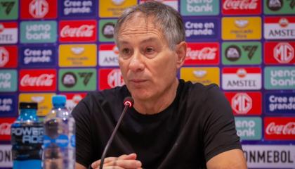 Ariel Holan en la rueda de prensa del partido entre Barcelona SC y Red Bull Bragantino, 17 de julio de 2024.