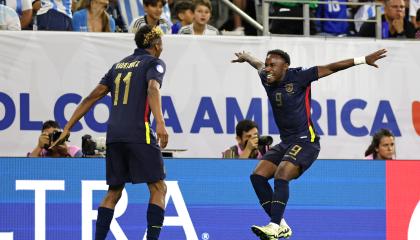 John Yeboah celebra con Kevin Rodríguez un gol ante Argentina por los cuartos de final de la Copa América 2024, en el NRG Stadium de Houston, el 4 de julio de 2024.