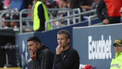 El técnico de Deportivo Cuenca, Igor Oca, dirige el partido ante Independiente del Valle el domingo 05 de mayo de 2024.