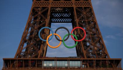 Los anillos de los Juegos Olímpicos en la Torre Eiffel, en París, el 18 de julio de 2024.